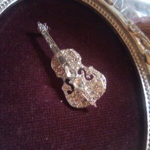 Violin brooch